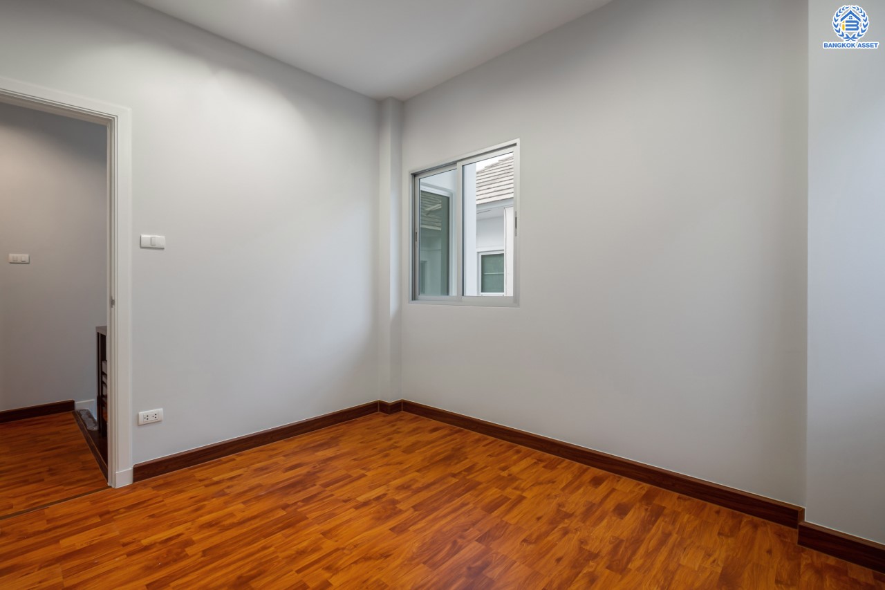 บ้านมือสองตกแต่งใหม่ ม.วิลล่าการ์เด้น1 รัตนาธิเบศร์ หลังมุม เนื้อที่ 64.1 ตร.ว. ฟังก์ชัน 4 ห้องนอน 3 ห้องน้ำ 2 ที่จอดรถ บนทำเลเดินทางสะดวก เชื่อมต่อถนนรัตนาธิเบศร์, ถนนราชพฤกษ์, ถนนกาญจนาภิษก ใกล้เซ็นทรัลเวสต์เกต รถไฟฟ้าสายสีม่วง "สถานีบางพลู" และ ทางด่วน "กาญจนาภิเษก"